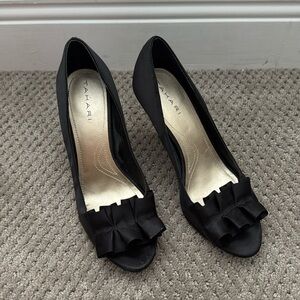 Tahari Women's Black Courts